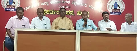 rural development ಕರ್ನಾಟಕ ಗ್ರಾಮೀಣಾಭಿವೃದ್ಧಿ ಸೇವಾ ಸಂಸ್ಥೆ ಸಂಸ್ಥಾಪಕ ಅಧ್ಯಕ್ಷ, ಚುಟುಕು ಸಾಹಿತ್ಯ ಪರಿಷತ್​ ತಾಲೂಕು ಅಧ್ಯಕ್ಷ ವೀರಣ್ಣ ಕುಬಸದ ಮಾತನಾಡಿದರು.