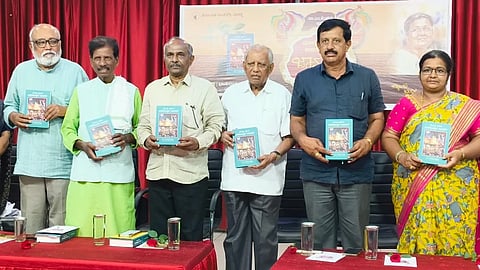 ಮಂಡ್ಯದಲ್ಲಿ ಆಯೋಜಿಸಿದ್ದ ಜಾನಪದ ಸಂಶೋಧನಾ ಗ್ರಂಥವನ್ನು ಕರ್ನಾಟಕ ಜಾನಪದ ಪರಿಷತ್ ಅಧ್ಯಕ್ಷ ಹಿ.ಚಿ.ಬೋರಲಿಂಗಯ್ಯ ಬಿಡುಗಡೆ ಮಾಡಿದರು. 