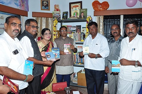   ಮಂಡ್ಯದ ಕುವೆಂಪುನಗರದ ನಿವಾಸಿ ಸಂಘಟಕ ಕಾರಸವಾಡಿ ಮಹಾದೇವ ಅವರ ನಿವಾಸದಲ್ಲಿ ಮನೆಗೊಂದು ಗ್ರಂಥಾಲಯ ಅನುಷ್ಠಾನ ಸಮಾರಂಭ ಆಯೋಜಿಸಲಾಗಿತ್ತು.  