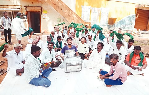 green gram ಹುಬ್ಬಳ್ಳಿಯ ಸಹಕಾರ ಮಾರಾಟ ಮಹಾಮಂಡಳ ಕಚೇರಿ ಎದುರು ಹೆಸರು ಬೆಳೆಗಾರರ ಅಹೋರಾತ್ರಿ ಧರಣಿ ಎರಡನೇ ದಿನಕ್ಕೆ ಕಾಲಿಟ್ಟಿದ್ದು, ಬುಧವಾರ ಭಜನೆ ಮಾಡುವ ಮೂಲಕ ಪ್ರತಿಭಟಿಸಿದರು. ವೀರೇಶ ಸೊಬರದಮಠ, ಗುರು ರಾಯನಗೌಡ್ರ, ಮಲ್ಲಣ್ಣ ಆಲೇಕಾರ, ವಿರುಪಾಕ್ಷಪ್ಪ ಪಾಯಣ್ಣವರ, ಪರಮೇಶ್ವರಪ್ಪ ಹಳ್ಯಾಳ, ಅಶೋಕ ಮತ್ತಿಹಳ್ಳಿ, ಇತರರು ಇದ್ದರು.
