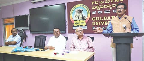 ಗುಲ್ಬರ್ಗ ವಿವಿ ಮಂಥನ ಸಭಾಂಗಣದಲ್ಲಿ ಬುಧವಾರ ಆಯೋಜಿಸಿದ್ದ ಕಾರ್ಯಾಗಾರದಲ್ಲಿ ಕುಲಪತಿ ಪ್ರೊ. ಶಶಿಕಾಂತ್ ಉಡಿಕೇರಿ ಮಾತನಾಡಿದರು. ಪ್ರೊ.ಎಚ್.ಟಿ.ಪೋತೆ, ಡಾ.ಎನ್.ಜಿ.ಕಣ್ಣೂರ್ ಇತರರಿದ್ದರು.
