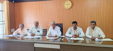   ಮಂಡ್ಯದಲ್ಲಿ ಆಯೋಜಿಸಿದ್ದ ಸಭೆಯಲ್ಲಿ ಗ್ಯಾರಂಟಿ ಯೋಜನೆಗಳ ಅನುಷ್ಠಾನ ಪ್ರಾಧಿಕಾರದ ಜಿಲ್ಲಾಧ್ಯಕ್ಷ ಚಿಕ್ಕಲಿಂಗಯ್ಯ ಮಾತನಾಡಿದರು. 