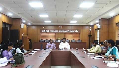  ಮಡಿಕೇರಿ ತಾಲೂಕು ಗ್ಯಾರಂಟಿ ಯೋಜನೆಗಳ ಅನುಷ್ಠಾನ ಸಮಿತಿ ಸಭೆಯಲ್ಲಿ ಮೋಹನ್ ದಾಸ್, ಶೇಖರ್ ಸಮಿತಿ ಸದಸ್ಯರು ಇದ್ದರು.