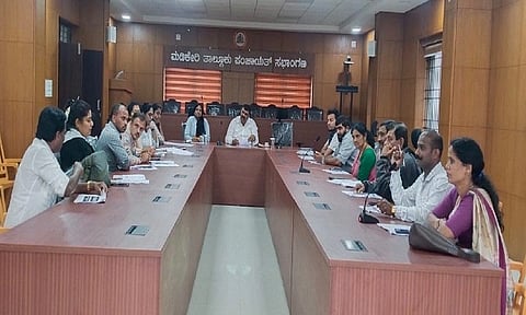 ಮಡಿಕೇರಿ ತಾಲೂಕು ಗ್ಯಾರಂಟಿ ಸಮಿತಿ ಸಭೆ ಮೋಹನ್ ದಾಸ್ ಅವರ ಅಧ್ಯಕ್ಷತೆಯಲ್ಲಿ ನಡೆಯಿತು. ರಾಜೇಶ್ವರಿ, ಸಿರಾಜುದ್ದಿನ್ ಇತರರಿದ್ದರು.