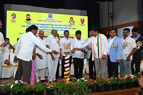 ಕೋಲಾರ ಜಿಲ್ಲಾಡಳಿತ ಭವನದಲ್ಲಿ ಶುಕ್ರವಾರ ನಡೆದ ಗ್ಯಾರೆಂಟಿ ಯೋಜನೆಗಳ ಕಾರ್ಯಗಾರ ಕಾರ್ಯಕ್ರಮವನ್ನು ಸಚಿವ ಬೈರತಿ ಸುರೇಶ್​ ಉದ್ಘಾಟಿಸಿದರು.