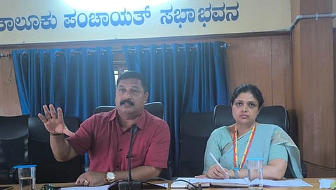 ಉಡುಪಿಯಲ್ಲಿ ಆಯೋಜಿಸಿದ್ದ ಗ್ಯಾರಂಟಿ ಯೋಜನೆಗಳ ಅನುಷ್ಠಾನ ಸಭೆಯಲ್ಲಿ ರಮೇಶ್​ ಕಾಂಚನ್​ ಮಾತನಾಡಿರು. ಫರ್ಜಾನಾ ಎಂ. ಇದ್ದರು.