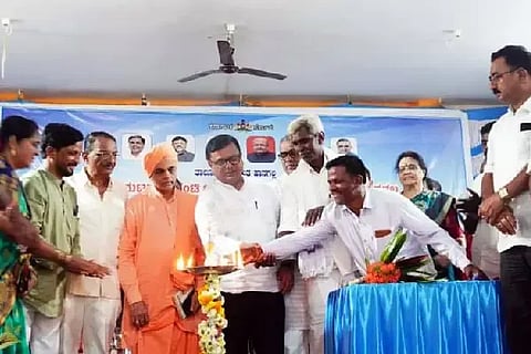 ಹಾನಗಲ್ಲ ತಾಲೂಕಿನ ಬಮ್ಮನಹಳ್ಳಿ ಗ್ರಾಮದಲ್ಲಿ ಆಯೋಜಿಸಿದ್ದ ಗ್ಯಾರಂಟಿ (ಪಂಚ ಗ್ಯಾರಂಟಿ (guarantees) ಫಲಾನುಭವಿಗಳ ಸ್ಪಂದನಾ ಸಮಾವೇಶವನ್ನು ಶಾಸಕ ಶ್ರೀನಿವಾಸ ಮಾನೆ ಉದ್ಘಾಟಿಸಿದರು. ಶ್ರೀ ಶಿವಯೋಗೀಶ್ವರ ಸ್ವಾಮೀಜಿ, ಎಸ್.ಆರ್. ಪಾಟೀಲ, ಎಂ.ಎಂ. ಹಿರೇಮಠ, ವಿಜಯಕುಮಾರ ದೊಡ್ಡಮನಿ, ಟಾಕನಗೌಡ ಪಾಟೀಲ, ಖ್ವಾಜಾಮೊಹಿದ್ದೀನ್ ಜಮಾದಾರ, ಮಂಜು ಗೊರಣ್ಣನವರ, ಹನುಮಂತಪ್ಪ ಮರಗಡಿ ಇದ್ದರು.