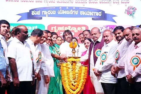 ಕುವೆಂಪು ರಂಗಮಂದಿರದಲ್ಲಿ ಜಿಲ್ಲಾ ಉಸ್ತುವಾರಿ ಸಚಿವ ಮಧು ಬಂಗಾರಪ್ಪ ಜಿಲ್ಲಾಮಟ್ಟದ ಪಂಚ ಗ್ಯಾರಂಟಿ ಯೋಜನೆಗಳ ಕಾರ್ಯಾಗಾರ ಉದ್ಘಾಟಿಸಿದರು. ಎಚ್.ಎಂ.ರೇವಣ್ಣ, ದಿನೇಶ್ ಗೂಳಿಗೌಡ, ಡಾ. ಪುಷ್ಪಾ ಅಮರನಾಥ, ಎಸ್.ಎನ್.ಚನ್ನಬಸಪ್ಪ, ಬಲ್ಕಿಷ್ ಬಾನು, ಆರ್.ಎಂ.ಮಂಜುನಾಥ ಗೌಡ, ಚೇತನ್ ಗೌಡ, ಸಿ.ಎಸ್.ಚಂದ್ರಭೂಪಾಲ್, ಆರ್.ಪ್ರಸನ್ನಕುಮಾರ್, ಡಾ. ಎಚ್.ಪಿ.ವಾಸು, ಎಂ.ಶ್ರೀಕಾಂತ್, ಎಚ್.ಸಿ.ಯೋಗೇಶ್, ಎಸ್.ರವಿಕುಮಾರ್ ಉಪಸ್ಥಿತರಿದ್ದರು.