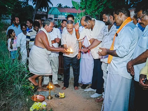 ಕೊಡವೂರು ವಾರ್ಡ್​ನ ವಿಪ್ರ ಭವನದ ಬಳಿ ಇಂದ್ರಾಣಿ ನದಿದಂಡೆ ಸಂರಕ್ಷಣಾ ಕಾಮಗಾರಿಗೆ ಯಶ್​ಪಾಲ್​ ಸುವರ್ಣ ಗುದ್ದಲಿ ಪೂಜೆ ನೆರವೇರಿಸಿದರು. ಪ್ರಭಾಕರ್​ ಪೂಜಾರಿ, ವಿಜಯ್​ ಕೊಡವೂರು, ರವಿರಾಜ್​ ಹೆಗ್ಡೆ, ಕಾಳು ಸೇರಿಗಾರ, ರಾಘವೇಂದ್ರ ರಾವ್​, ಹರೀಶ್​ ಕೆ. ಕೋಟ್ಯಾನ್​ ಇತರರಿದ್ದರು.