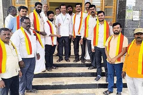 ಗುಡೇಕೋಟೆ ಗ್ರಾಮವನ್ನು ಪ್ರವಾಸಿ ತಾಣವನ್ನಾಗಿಸಿ ಅಭಿವೃದ್ಧಿ ಪಡಿಸಲು ಆಗ್ರಹಿಸಿ ಶಿರಸ್ತೇದಾರ್ ಎಸ್.ಚಂದ್ರಶೇಖರಗೆ ಕರವೇ ಹೋಬಳಿ ಘಟಕದಿಂದ ಮನವಿ ಸಲ್ಲಿಸಲಾಯಿತು. 