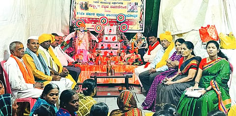 festivals ಕುಂದಗೋಳ ತಾಲೂಕಿನ ಯಲಿವಾಳದಲ್ಲಿ ಏರ್ಪಡಿಸಿದ್ದ ಗುಳ್ಳವ್ವನ ಆಚರಣೆಯಲ್ಲಿ ಡಾ. ಸಂಗಮನಾಥ ಲೋಕಾಪೂರ, ಡಾ. ರಾಮು ಮೂಲಗಿ, ಪ್ರೊ. ಹಜರೇಸಾಬ ನದಾಫ್​, ಕುಬೇರಗೌಡ, ಇತರರು ಇದ್ದರು.