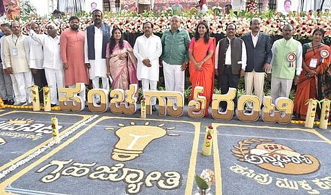 ತುಮಕೂರಿನಲ್ಲಿ ಆಯೋಜಿಸಿದ್ದ ಪಂಚ ಗ್ಯಾರಂಟಿ ಯೋಜನೆಗಳ ಅನುಷ್ಠಾನದ ಕುರಿತು ಜಿಲ್ಲಾ ಮಟ್ಟದ ಕಾರ್ಯಾಗಾರವನ್ನು ಉಸ್ತುವಾರಿ ಸಚಿವ ಡಾ.ಜಿ.ಪರಮೇಶ್ವರ ಉದ್ಘಾಟಿಸಿದರು. ಎಚ್​.ಎಂ.ರೇವಣ್ಣ, ಟಿ.ಬಿ.ಜಯಚಂದ್ರ, ಎಸ್​.ಆರ್​.ಪಾಟೀಲ್​, ಜಿ.ಚಂದ್ರಶೇಖರಗೌಡ, ನಿಕೇತ್​ ರಾಜ್​, ಡಾ.ಎಚ್​.ವಿ.ವಾಸು, ಶುಭಕಲ್ಯಾಣ್​, ಬಿ.ವಿ.ಅಶ್ವಿಜ ಮತ್ತಿತರರು ಇದ್ದರು. 