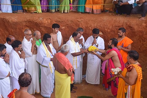 ಹೀರೆಬೆಟ್ಟು ಶ್ರೀ ಮಹಾಲಿಂಗೇಶ್ವರ ದೇವರ ಜೀರ್ಣೋದ್ಧಾರ ಕಾರ್ಯದಲ್ಲಿ ಗುರ್ಮೆ ಸುರೇಶ್​ ಶೆಟ್ಟಿ ಪಾಲ್ಗೊಂಡರು. ಶ್ರೀನಿಧಿ ಹೆಗ್ಡೆ, ಪ್ರಕಾಶ್​ ನಾಯಕ್​, ಸೀತಾರಾಮ್​ ಭಟ್​, ಚಂದ್ರಶೇಖರ್​ ನಾಯಕ್​, ಜಯಪ್ರಕಾಶ್​ ನಾಯಕ್​, ಪಾಂಡುರಂಗ ಎಲ್​. ಇತರರಿದ್ದರು.