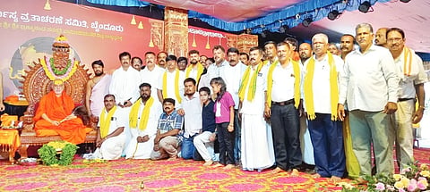 ಬೈಂದೂರಿನ ಗೋಳಿಹೊಳೆಯ ಶ್ರೀಬಿಳಿಶಿಲೆ ವಿನಾಯಕ ದೇವಸ್ಥಾನದಲ್ಲಿ ಚಾತುರ್ಮಾಸ್ಯ ವ್ರತನಿರತ ಶ್ರೀ ಬ್ರಹ್ಮಾನಂದ ಸರಸ್ವತಿ ಶ್ರೀಗಳನ್ನು ಕುಮಟಾ ತಾಲೂಕು ಆರ್ಯ ಈಡಿಗ ನಾಮಧಾರಿ ಸಂದ ನೇತೃತ್ವದಲ್ಲಿ ದರ್ಶನ ಪಡೆದು ಗುರುಭಕ್ತಿ ಸಮಪಿರ್ಸಲಾಯಿತು. ಅರುಣ ನಾಯ್ಕ, ರಾವೇಂದ್ರ ನಾಯ್ಕ, ಮಂಜುನಾಥ ನಾಯ್ಕ ಇತರರಿದ್ದರು. 