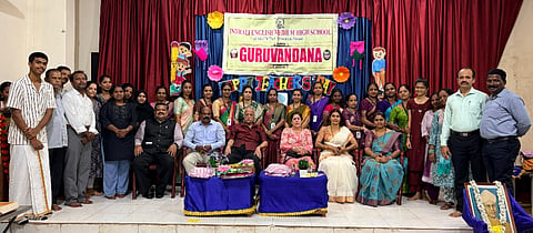 ಉಡುಪಿಯ ಇಂದ್ರಾಳಿ ಆಂಗ್ಲ ಮಾಧ್ಯಮ ಶಾಲೆಯಲ್ಲಿ ಶಿಕ್ಷಕರ ದಿನಾಚರಣೆ ನಿಮಿತ್ತ ಗುರು ವಂದನಾ ಕಾರ್ಯಕ್ರಮ ಆಚರಿಸಲಾಯಿತು. ಕೆ.ಅಣ್ಣಪ್ಪ ಶೆಣೈ, ವಿದ್ಯಾ ಪೈ, ಸಂತೋಷ್​ ಸಗ್ರಿ, ವೈಷ್ಣವಿ ಕಾಮತ್​, ಕೆ.ವಿನಾಯಕ್​ ಕಿಣಿ, ರೇಶ್ಮಾ ಪ್ರಭು ಹಾಗೂ ಶಿಕ್ಷಕರು, ಶಿಕ್ಷಕೇತರ ಸಿಬ್ಬಂದಿ ಇದ್ದರು.