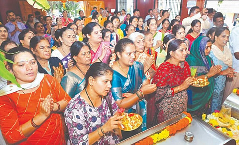 ಹಾವೇರಿಯ ಅಶ್ವಿನಿನಗರದ ಶ್ರೀ ಶಿರಡಿ ಸಾಯಿಬಾಬಾ ದೇಗುಲದಲ್ಲಿ ಭಕ್ತರು ಸಾಯಿಬಾಬಾರ ದರ್ಶನ ಪಡೆದರು. 