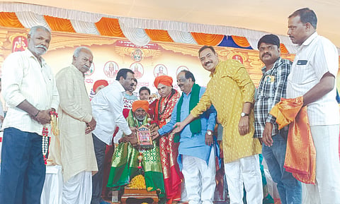 ನವಲಗುಂದ ಹಿರೇಮಠದ ಗುರು ಪಟ್ಟಾಧಿಕಾರ ಮಹೋತ್ಸವ ಸಮಾರೋಪ ಸಮಾರಂಭದಲ್ಲಿ ಶಿರಹಟ್ಟಿಯ ಶ್ರೀಫಕಿರಸಿದ್ದರಾಮ ಸ್ವಾಮೀಜಿ ಅವರನ್ನು ಶ್ರೀಮಠದ ಪರವಾಗಿ ಶಾಸಕ ಎನ್.ಎಚ್. ಕೋನರಡ್ಡಿ, ಮಾಜಿ ಶಾಸಕ ಶಂಕರ ಪಾಟೀಲ್ ಮುನೇನಕೊಪ್ಪ ಮತ್ತಿತರರು ಸತ್ಕರಿಸಿದರು. ಶ್ರೀ ಇಮ್ಮಡಿ ಸಿದ್ಧೇಶ್ವರ ಶಿವಾಚಾರ್ಯ ಸ್ವಾಮೀಜಿ, ಶ್ರೀ ಸಿದ್ಧೇಶ್ವರ ಶಿವಾಚಾರ್ಯರು ಇತರರಿದ್ದರು.