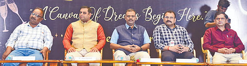 ಕಲಬುರಗಿಯ ಗುರುಕುಲ ಪಿಯು ವಾಣಿಜ್ಯ ಕಾಲೇಜಿನಲ್ಲಿ ಸೋಮವಾರ ಆಯೋಜಿಸಿದ್ದ ವಿದ್ಯಾರ್ಥಿಗಳ ಸ್ವಾಗತ ಸಮಾರಂಭದಲ್ಲಿ ವಿಲಾಸ ಬಗಾಡೆ, ಸಂತೋಷ ಕುಲಕರ್ಣಿ, ಮಂಗೇಶಕುಮಾರ ಖಡಕೆ, ರವಿಕುಮಾರ ವಲ್ಲಮಸೆಟ್ಟಿ, ರಮೇಶ ಕುಲಕರ್ಣಿ ಇದ್ದರು.