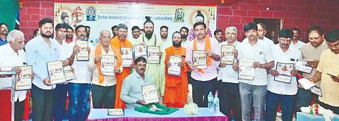 ಹಿರೇಕೆರೂರ ತಾಲೂಕಿನ ಸಮೀಪದ ಕಡೇನಂದಿಹಳ್ಳಿ ಶ್ರೀ ಗುರು ರೇವಣಸಿದ್ಧೇಶ್ವರ ಪುಣ್ಯಾಶ್ರಮದಲ್ಲಿ ಜರುಗಿದ ಗುರು ಪೂರ್ಣಿಮೆ ಸಮಾರಂಭದಲ್ಲಿ ಬಿಜೆಪಿ ರಾಜ್ಯಾಧ್ಯಕ್ಷ, ಶಾಸಕ ಬಿ.ವೈ. ವಿಜಯೇಂದ್ರ ಶ್ರಾವಣ ಶಿವಪೂಜಾ ತಪೋನುಷ್ಠಾನ ಕಾರ್ಯಕ್ರಮದ ಮಾಹಿತಿ ಪತ್ರಿಕೆ ಬಿಡುಗಡೆ ಮಾಡಿದರು. ರೇವಣಸಿದ್ಧೇಶ್ವರ ಶಿವಾಚಾರ್ಯ ಸ್ವಾಮೀಜಿ, ಶಿವಯೋಗಿ ಶಿವಾಚಾರ್ಯ ಸ್ವಾಮೀಜಿ, ಚನ್ನವೀರ ಸ್ವಾಮೀಜಿ, ಲಲಿತಾ ಪಾಟೀಲ, ಪ್ರಕಾಶಗೌಡ ಗೌಡರ ಇದ್ದರು.