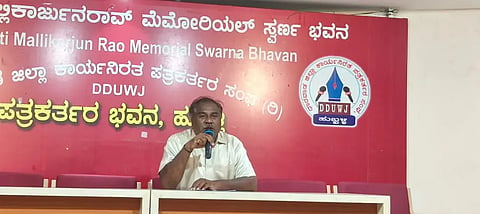 JDS  ಜೆಡಿಎಸ್  ಪಕ್ಷದ ರಾಜ್ಯ ವಕ್ತಾರ ಹಾಗೂ ಮಹಾನಗರ ಜಿಲ್ಲಾ ಅಧ್ಯಕ್ಷ ಗುರುರಾಜ ಹುಣಶಿಮರದ ಸುದ್ದಿಗೋಷ್ಠಿ.