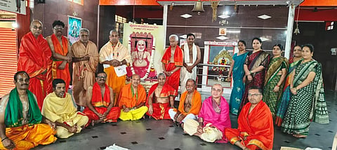 ಕಲಬುರಗಿ ಕರುಣೇಶ್ವರ ನಗರದ ಶ್ರೀ ಜೈವೀರ ಹನುಮಾನ್​ ಮಂದಿರದಲ್ಲಿ ಮಂಗಳವಾರ ಆಯೋಜಿಸಿದ್ದ ರಾವೇಂದ್ರ ಮಹಾಸ್ವಾಮಿಗಳ ವರ್ಧಂತಿ ಮಹೋತ್ಸವದಲ್ಲಿ ಡಾ.ಉಡುಪಿಕೃಷ್ಣ ಜೋಶಿ, ಅವಿನಾಶ ಕುಲಕರ್ಣಿ, ಡಾ.ಶ್ರೀನಿವಾಸ ಜಹಾಗೀರದಾರ, ಶಾಮಾಚಾರ್ಯ ವನದುರ್ಗ, ವಿನೂತ್​ ಜೋಶಿ, ಕಿಶನರಾವ ಕುಲಕರ್ಣಿ, ಸವಿತಾ ಕುಲಕರ್ಣಿ, ವೀಣಾ ಸಾತಖೇಡ, ರೇಖಾ ಕುಲಕರ್ಣಿ, ವೀಣಾ ಮಾಲಗತ್ತಿ, ಅನುರಾಧ ಜೋಶಿ ಇತರರಿದ್ದರು.