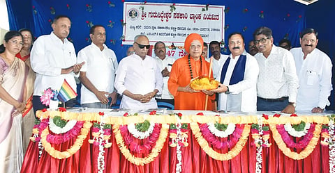bank dividend ಹುಬ್ಬಳ್ಳಿಯ ಶ್ರೀ ಗುರುಸಿದ್ದೇಶ್ವರ ಬ್ಯಾಂಕಿನ ಮಹಾಸಭೆಯಲ್ಲಿ ಜಗದ್ಗುರು ಶ್ರೀ ಗುರುಸಿದ್ಧರಾಜಯೋಗೀಂದ್ರ ಸ್ವಾಮೀಜಿ ಅವರನ್ನು ಶಾಸಕ ಮಹೇಶ ಟೆಂಗಿನಕಾಯಿ ಸನ್ಮಾನಿಸಿದರು. ಶಂಕರಣ್ಣ ಮುನವಳ್ಳಿ, ವಿಜಯಾನಂದ ಹೊಸಕೋಟಿ, ವೀರಣ್ಣ ಕಲ್ಲೂರ, ಗೀತಾ ಮುಳ್ಳಳ್ಳಿ ಇತರರು ಇದ್ದರು.