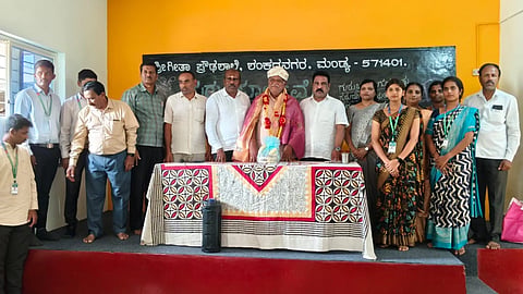 ಮಂಡ್ಯದ ಶಂಕರನಗರದಲ್ಲಿರುವ ಗೀತಾ ಪ್ರೌಢಶಾಲೆಯಲ್ಲಿ ಆಯೋಜಿಸಿದ್ದ ಗುರುವಂದನಾ ಕಾರ್ಯಕ್ರಮದಲ್ಲಿ ಹಿರಿಯ ಶಿಕ್ಷಕ ಕೆ.ಎಸ್.ಮಾದೇಗೌಡ ಅವರನ್ನು ಸನ್ಮಾನಿಸಲಾಯಿತು. 