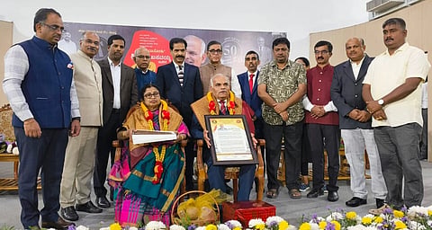 ಮಂಡ್ಯದಲ್ಲಿ ಆಯೋಜಿಸಿದ್ದ ಸಮಾರಂಭದಲ್ಲಿ ಹಿರಿಯ ವಕೀಲ ಬಸವಯ್ಯ ದಂಪತಿಯನ್ನು  ಗೌರವಿಸಲಾಯಿತು. 