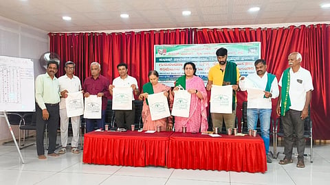 ಮಂಡ್ಯದ ಕೆವಿಎಸ್ ಭವನದಲ್ಲಿ ಆಯೋಜಿಸಿದ್ದ ಗುರುವಂದನೆ ಕಾರ್ಯಕ್ರಮದಲ್ಲಿ ಪರಿಸರ ಸ್ನೇಹಿ ಬಟ್ಟೆ ಬ್ಯಾಗ್‌ಗಳನ್ನು ಬಿಡುಗಡೆ ಮಾಡಲಾಯಿತು. 