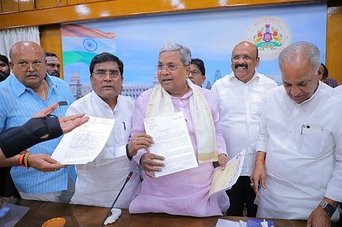 ಈ ಸಾಲಿನ ಬಜೆಟ್​ನಲ್ಲಿ ಈಡಿಗ ಸಮುದಾಯದ  ಸಮಗ್ರ ಅಭಿವೃದ್ಧಿಗೆ ಅನುದಾನ ಮೀಸಲಿಡಬೇಕು ಎಂಬುದು ಸೇರಿ ನಾನಾ ಬೇಡಿಕೆ ಈಡೇರಿಕೆಗೆ ಒತ್ತಯಿಸಿ ಕಲಬುರಗಿ ಜಿಲ್ಲಾ ಕಾಂಗ್ರೆಸ್​ ಅಧ್ಯಕ್ಷರೂ ಆದ ವಿಧಾನ ಪರಿಷತ್​ ಸದಸ್ಯ ಜಗದೇವ ಗುತ್ತೇದಾರ್​ ಬೆಂಗಳೂರಿನಲ್ಲಿ ಸಿಎಂ ಸಿದ್ದರಾಮಯ್ಯನವರಿಗೆ ಸೋಮವಾರ ಮನವಿಪತ್ರ ಸಲ್ಲಿಸಿದರು.