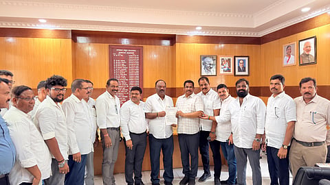 ಸರ್ಕಾರಿ ಕಾಮಗಾರಿಗಳ ಬಾಕಿ ಬಿಲ್​ ಕೊಡಿಸುವಂತೆ ಒತ್ತಾಯಿಸಿ ಕಾಪು ಶಾಸಕ ಗುರ್ಮೆ ಸುರೇಶ್​ ಶೆಟ್ಟಿ ಅವರಿಗೆ ಜಿಲ್ಲಾ ಗುತ್ತಿಗೆದಾರರ ಸಂ ಮನವಿ ಸಲ್ಲಿಸಿತು. ಜಿ.ಗೋಕುಲ್​ ಶೆಟ್ಟಿ, ಎ.ಬಿ. ಶೆಟ್ಟಿ, ಪ್ರವಿಣಕುಮಾರ್​ ಶೆಟ್ಟಿ, ಪ್ರಮೋದ್​ ಶೆಟ್ಟಿ, ಪವನ್​ ಎಸ್​.ಡಿ., ಫಿಲಿಪ್​ ಡಿ'ಕೋಸ್ಟಾ ಇತರರಿದ್ದರು.