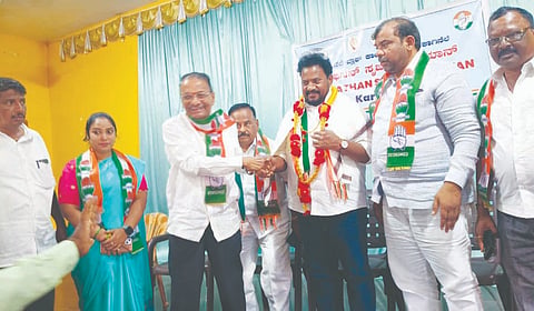 ಬ್ಯಾಡಗಿ ಕೆಪಿಸಿಸಿ ಕಾರ್ಯಾಲಯದಲ್ಲಿ ಎಐಸಿಸಿ ವೀಕ್ಷಕ ಶೇಖ್ ಮುಷ್ತಾಕ್ ವಲಿ ಅವರನ್ನು ಎಸ್.ಆರ್.ಪಾಟೀಲ ಸನ್ಮಾನಿಸಿದರು. ದಾನಪ್ಪ ಚೂರಿ, ಲಕ್ಷ್ಮೀ ಜಿಂಗಾಡೆ, ಡಿ.ಬಸವರಾಜು ಇತರರಿದ್ದರು.