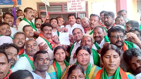 formers ರೈತ ವಿರೋಧಿ ನಡೆ ಖಂಡಿಸಿ ಲಕ್ಷ್ಮೇಶ್ವರದಲ್ಲಿ ತಹಸೀಲ್ದಾರ್‌ಗೆ ಶಾಸಕ ಡಾ.ಚಂದ್ರು ಮನವಿ ಅರ್ಪಿಸಿದರು.