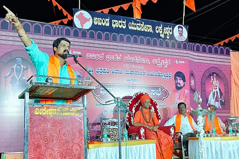 ಲಕ್ಷ್ಮೇಶ್ವರದಲ್ಲಿ ಅಖಂಡ ಭಾರತ ಯುವಸೇನೆ ವತಿಯಿಂದ ಏರ್ಪಡಿಸಿದ್ದ ಛತ್ರಿಪತಿ ಶಿವಾಜಿ ಮಹಾರಾಜರ ಜಯಂತ್ಯುತ್ಸವದಲ್ಲಿ ರಾಷ್ಟ್ರ ರಕ್ಷಣಾ ಪಡೆ ಸಂಸ್ಥಾಪಕ ಅಧ್ಯಕ್ಷ ಪುನೀತ್ ಕೆರೆಹಳ್ಳಿ ಮಾತನಾಡಿದರು. ಬೆಳ್ಳಟ್ಟಿ ಸ್ವಾಮೀಜಿ ಸಾನಿಧ್ಯ ವಹಿಸಿದ್ದರು.