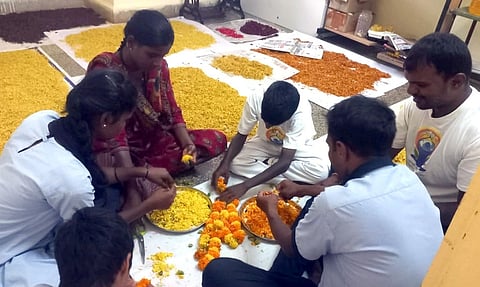 ವಿವಿಧ ಹೂವುಗಳನ್ನು ಬೇರ್ಪಡಿಸುತ್ತಿರುವ ಅರಳು ಬುದ್ಧಿಮಾಂದ್ಯ ಮಕ್ಕಳು.