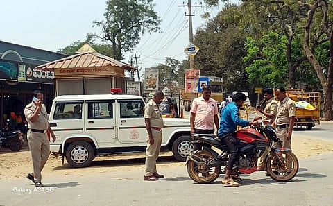  seize ಲಕ್ಷ್ಮೇಶ್ವರದಲ್ಲಿ ನಂಬರ್ ಪ್ಲೇಟ್ ಇಲ್ಲದ ಹಾಗೂ ದೋಷಪೂರಿತ ನಂಬರ್ ಹೊಂದಿದ್ದ ಬೈಕ್‌ಗಳ ಮಾಲೀಕರಿ ಸಂಚಾರ ಪೊಲೀಸರು ಪರಿಶೀಲಿಸಿ ದಂಡ ವಿಧಿಸಿದರು.