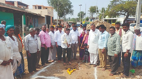 ಲಕ್ಷ್ಮೇಶ್ವರ ಸಮೀಪದ ಪು.ಬಡ್ನಿ ಗ್ರಾಮದಲ್ಲಿ ಗ್ರಂಥಾಲಯ ಕಟ್ಟಡ ಕಾಮಗಾರಿಗೆ ಶಾಸಕ ಡಾ.ಚಂದ್ರು ಲಮಾಣಿ ಭೂಮಿಪೂಜೆ ನೆರವೇರಿಸಿದರು. ಪ್ರೇಮಕ್ಕ ಮಾದರ, ಶಾಂತವ್ವ ಬಟಗುರ್ಕಿ, ಅಶೋಕ ಬಟಗುರ್ಕಿ ಇತರರಿದ್ದರು.