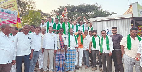 ಬೆಂಬಲ ಬೆಲೆಯಡಿ ಗೋವಿನಜೋಳ ಖರೀದಿಸುವ ಮಿತಿಯನ್ನು 50 ಕ್ವಿಂಟಾಲ್‌ಗೆ ಹೆಚ್ಚಿಸಿ ಸರ್ಕಾರ ಆದೇಶ ಮಾಡಿದ ಹಿನ್ನೆಲೆಯಲ್ಲಿ ಸಮಗ್ರ ರೈತ ಹೋರಾಟ ವೇದಿಕೆ ವತಿಯಿಂದ ರೈತರು ಲಕ್ಷ್ಮೇಶ್ವರದಲ್ಲಿ ಪಟಾಕಿ ಸಿಡಿಸಿ ಸಂಭ್ರಮಿಸಿದರು.