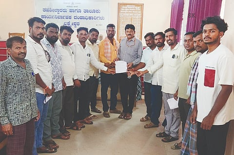 ಲಕ್ಷ್ಮೇಶ್ವರ ತಾಲೂಕು ತಾಂಡಾದ ಯುವಕರು ಸೋಮವಾರ ಗ್ರೇಡ್-2 ತಹಸೀಲ್ದಾರ್ ಮಂಜುನಾಥ ಅಮಾಸಿ ಅವರಿಗೆ ಮನವಿ ಸಲ್ಲಿಸಿದರು. ತುಕ್ಕಪ್ಪ ಪೂಜಾರ, ಸಂತೋಷ ರಾಠೋಡ, ಪರಮೇಶ ಲಮಾಣಿ, ಗಿರೀಶ ಲಮಾಣಿ, ಕಿರಣ ಲಮಾಣಿ, ಗಣೇಶ ಲಮಾಣಿ, ಇತರರಿದ್ದರು.