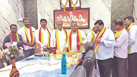 ಗಲಗಲಿ ಬಸವೇಶ್ವರ ಕೋ ಆಪ್ ಕ್ರೆಡಿಟ್ ಸೊಸೈಟಿಯಲ್ಲಿ ನಾಲ್ವಡಿ ಕೃಷ್ಣರಾಜ ಒಡೆಯರ ಜಯಂತಿ ಕಾಯಕ್ರಮ ಆಚರಿಸಲಾಯಿತು. ನಿಂಗಣ್ಣ ಗೋಳಿಪಲ್ಲೆ, ಸುನೀಲಗೌಡ ನ್ಯಾಮಗೌಡ, ಎಚ್.ವೈ. ಜರಾಳಿ, ಹಿರಿಯ ಸಾಹಿತಿ ಅಶೋಕ ಚಿಚಖಂಡಿ ಇತರರಿದ್ದರು.