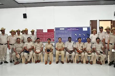 ವಿಜಯಪುರ ಜಿಲ್ಲೆಯ ಚಡಚಣ ತಾಲೂಕಿನ ಹಲಸಂಗಿ ಗ್ರಾಮದಲ್ಲಿ ನಡೆದ ದರೋಡೆ ಪ್ರಕರಣಕ್ಕೆ ಸಂಬಂಧಿಸಿದಂತೆ ಪೊಲೀಸರು ವಶಕ್ಕೆ ಪಡೆದ ಚಿನ್ನ-ಬೆಳ್ಳಿ ಆಭರಣ ಹಾಗೂ ಕಂಟ್ರಿ ಪಿಸ್ತೂಲ್‌ಗಳೊಂದಿಗೆ ಪೊಲೀಸ್ ತನಿಖಾ ತಂಡ. ಎಸ್‌ಪಿ ಲಕ್ಷ್ಮಣ ನಿಂಬರಗಿ, ಎಎಸ್‌ಪಿ ರಾಮನಗೌಡ ಹಟ್ಟಿ ಮತ್ತಿತರರಿದ್ದಾರೆ.