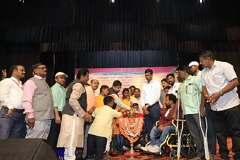 ವಿಜಯಪುರ ನಗರದ ಕಂದಗಲ್ಲ ಹನುಮಂತರಾಯ ರಂಗಮಂದಿರದಲ್ಲಿ ಹಮ್ಮಿಕೊಂಡಿದ್ದ ‘ವಿಕಲಚೇತನರ ವಿಶ್ವ ದಿನಾಚರಣೆ’ಯನ್ನು ಜಿಲ್ಲಾಧಿಕಾರಿ ಡಾ.ಆನಂದ ಕೆ ಉದ್ಘಾಟಿಸಿದರು. ಜಿಪಂ ಸಿಇಒ ರಿಷಿ ಆನಂದ, ಅಪರ ಜಿಲ್ಲಾಧಿಕಾರಿ ಸೋಮನಿಂಗ ಗೆಣ್ಣೂರ, ಎಸ್.ಎನ್. ಬಸವರೆಡ್ಡಿ ಮತ್ತಿತರರಿದ್ದಾರೆ.