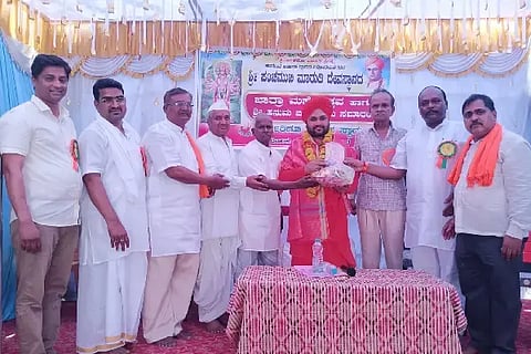 ನರಗುಂದದ ಶ್ರೀ ಪಂಚಮುಖಿ ಮಾರುತಿ ದೇವಸ್ಥಾನದ ಜಾತ್ರಾ ಮಹೋತ್ಸವ, ಹನುಮ ಜಯಂತಿ ಕಾರ್ಯಕ್ರಮದಲ್ಲಿ ಪಂಚಗೃಹ ಗುಡ್ಡದ ಹಿರೇಮಠದ ಸಿದ್ಧಲಿಂಗ ಶಿವಾಚಾರ್ಯರನ್ನು ಸನ್ಮಾನಿಸಲಾಯಿತು. 