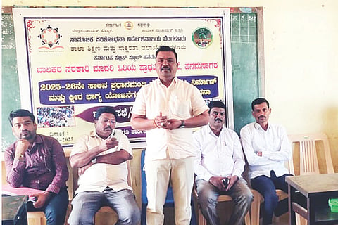 ಹನುಮಸಾಗರದ ಕರ್ನಾಟಕ ಪಬ್ಲಿಕ ಸ್ಕೂಲ್ ಬಾಲಕರ ಸಹಿಪ್ರಾ ಶಾಲೆಯಲ್ಲಿ ಹಮ್ಮಿಕೊಂಡಿದ್ದ ಪ್ರಧಾನಮಂತ್ರಿ ಪೋಷಣ್ ಶಕ್ತಿ ನಿರ್ಮಾಣ ಮತ್ತು ಕ್ಷೀರಭಾಗ್ಯ ಯೋಜನೆಗಳ ಸಾಮಾಜಿಕ ಪರಿಶೋಧನಾ ಹಾಗೂ ಪಾಲಕರ ಸಭೆಯಲ್ಲಿ ಎಸ್ಡಿಎಂಸಿ ಉಪಾಧ್ಯಕ್ಷ ಬಸವರಾಜ ದ್ಯಾವಣ್ಣನವರ ಮಾತನಾಡಿದರು. ಮುಖ್ಯಶಿಕ್ಷಕ ಬಸಪ್ಪ ಬಂಡಿವಡ್ಡರ, ಸಾಮಾಜಿಕ ಲೆಕ್ಕ ಪರಿಶೋಧನೆಯ ತಾಲೂಕು ಅಧಿಕಾರಿಗಳಾದ ರವಿ ಗೌಡ್ರ, ಆನಂದ ಕುಮಾರ, ಎಸ್ಡಿಎಂಸಿ ಸದಸ್ಯ ನಾಗರಾಜ ಹಕ್ಕಿ ಇದ್ದರು.