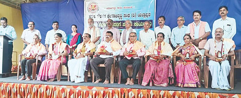 ಯಲ್ಲಾಪುರದ ನಾಯಕನಕೆರೆ ಶಾರದಾಂಬಾ ಸಂಸ್ಕೃತ ಪಾಠಶಾಲಾ ಸಭಾ ಭವನದಲ್ಲಿ, ಹವ್ಯಕ ನೌಕರರ ಕ್ಷೇಮಾಭಿವೃದ್ಧಿ ಸಂಘ ಹಮ್ಮಿಕೊಂಡ ಕಾರ್ಯಕ್ರಮದಲ್ಲಿ ಹವ್ಯಕ ನಿವೃತ್ತ ನೌಕರರನ್ನು ಗೌರವಿಸಲಾಯಿತು. ಶಿವರಾಮ ಹೆಬ್ಬಾರ, ಹರಿಪ್ರಕಾಶ ಕೋಣೆಮನೆ, ಎನ್.ಕೆ. ಭಟ್ಟ ಅಗ್ಗಾಶಿಕುಂಬ್ರಿ, ಉಮೇಶ ಭಾಗ್ವತ, ಡಿ.ಜಿ.ಹೆಗಡೆ ಇತರರಿದ್ದರು.