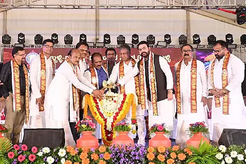 ಹುಬ್ಬಳ್ಳಿಯಲ್ಲಿ (HD Bants) ಭಾನುವಾರ ಹುಬ್ಬಳ್ಳಿ ಧಾರವಾಡ ಬಂಟರ ಸಂಘದ ಸುವರ್ಣ ಮಹೋತ್ಸವ ಕಾರ್ಯಕ್ರಮವನ್ನು ಎಂಆರ್​ಜಿ ಗ್ರುಪ್ ಚೇರ್ಮನ್ ಡಾ. ಕೆ. ಪ್ರಕಾಶ ಶೆಟ್ಟಿ ಉದ್ಘಾಟಿಸಿದರು. ಶಾಸಕರಾದ ಅರವಿಂದ ಬೆಲ್ಲದ, ಪ್ರಸಾದ ಅಬ್ಬಯ್ಯ, ಪ್ರದೀಪ ಶೆಟ್ಟರ್, ಉದ್ಯಮಿ ಪ್ರಸನ್ನ ಶಂಕರ ಶೆಟ್ಟಿ, ಕೆ. ಸುರೇಶ ಶೆಟ್ಟಿ, ರಾಜೇಂದ್ರ ವಿ. ಶೆಟ್ಟಿ, ವಿಜಯಾನಂದ ಶೆಟ್ಟಿ ಇತರರು ಇದ್ದರು.