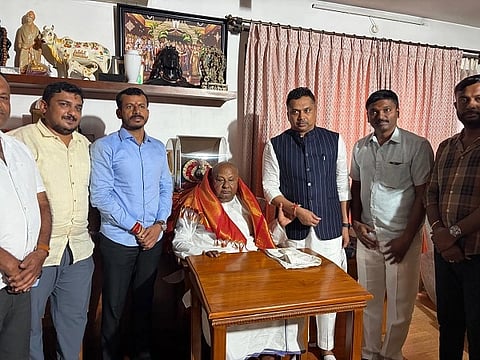  ರಾಜೇಂದ್ರ ರಾಜಣ್ಣ,  ಹಿರಿಯ ರಾಜಕಾರಣಿ ಹೆಚ್.ಡಿ ದೇವೇಗೌಡರ  ಸೌಹಾರ್ಧಯುತವಾಗಿ ಬೇಟಿ.