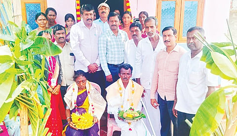 ಹೊಸಹೊಳಲು ಗ್ರಾಮದಲ್ಲಿ ವಾತ್ಸಲ್ಯ ಯೋಜನೆಯಲ್ಲಿ ನಿರ್ಮಿಸಿದ ಮನೆಯನ್ನು ಫಲಾನುಭವಿಗಳಾದ ರತ್ನಮ್ಮ, ಪುಟ್ಟಯ್ಯ ಅವರಿಗೆ  ಹಸ್ತಾಂತರಿಸಲಾಯಿತು. ವಿಜಯಕುಮಾರ ನಾಗನಾಳ, ಟಿ.ಮಂಜು ಇತರರು ಇದ್ದರು.