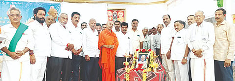 ಎಚ್.ಡಿ.ಕೋಟೆ ಪಟ್ಟಣದ ಆದಿಚುಂಚನಗಿರಿ ಸಮುದಾಯ ಭವನದಲ್ಲಿ ಆದಿಚುಂಚನಗಿರಿ ಶಿಕ್ಷಣ ಸಂಸ್ಥೆಗಳು ಹಾಗೂ ತಾಲೂಕು ಒಕ್ಕಲಿಗರ ಸಂಘದ ಸಂಯುಕ್ತ ಆಶ್ರಯದಲ್ಲಿ ಆಯೋಜಿಸಿದ್ದ ಸಂಸ್ಥೆಯ ಆಡಳಿತಾಧಿಕಾರಿ ಹಾಗೂ ಚುಂಚಶ್ರೀ ಪ್ರಶಸ್ತಿ ಪುರಸ್ಕೃತ ದಿವಂಗತ ಪ್ರೊ. ಕೆ.ಪಿ. ಬಸವೇಗೌಡರವರ ನುಡಿನಮನ ಕಾರ್ಯಕ್ರಮವನ್ನು ಆದಿಚುಂಚನಗಿರಿ ಮೈಸೂರು ಶಾಖಾ ಮಠದ ಮಠಾಧ್ಯಕ್ಷ ಸೋಮೇಶ್ವರನಾಥ ಸ್ವಾಮೀಜಿ ಉದ್ಘಾಟಿಸಿದರು.