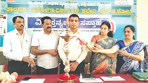 ಎಚ್.ಡಿ.ಕೋಟೆ ಪಟ್ಟಣದ ತಾಲೂಕು ಆರೋಗ್ಯಾಧಿಕಾರಿಗಳ ಕಚೇರಿ ಆವರಣದಲ್ಲಿ ವಿಶ್ವ ಸ್ತನ್ಯಪಾನ ಸಪ್ತಾಹ ಕಾರ್ಯಕ್ರಮವನ್ನು ಗಣ್ಯರು ಉದ್ಘಾಟಿಸಿದರು. ತಾಲೂಕು ಆರೋಗ್ಯಾಧಿಕಾರಿ ಡಾ.ರವಿಕುಮಾರ್ ತಹಸೀಲ್ದಾರ್ ಶ್ರೀನಿವಾಸ್, ಇಒ ರವಿಚಂದ್ರ, ಡಾ.ಪೂರ್ಣಿಮಾ, ದೀಪಾ ಇದ್ದರು.